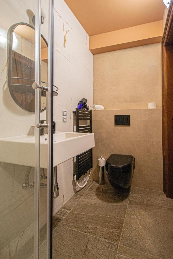 Modern And Spacious Apartments In City Center براغ المظهر الخارجي الصورة
