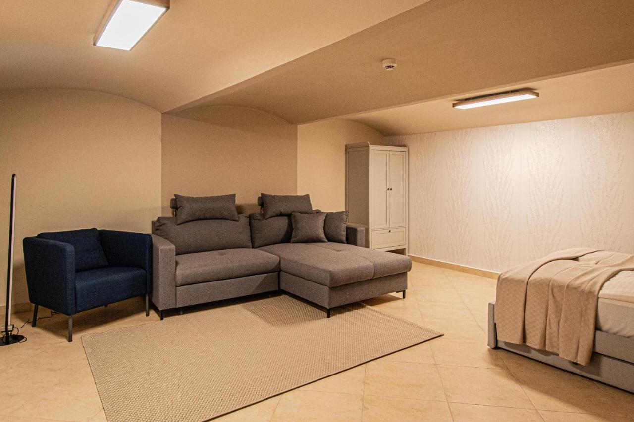 Modern And Spacious Apartments In City Center براغ المظهر الخارجي الصورة